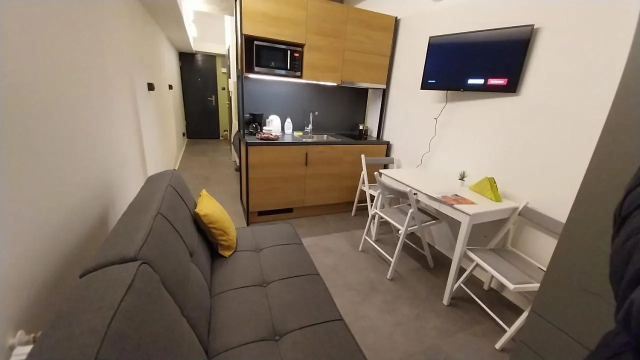 Peaceful Basement Apartment With Terrace & Free Gym Budapeszt