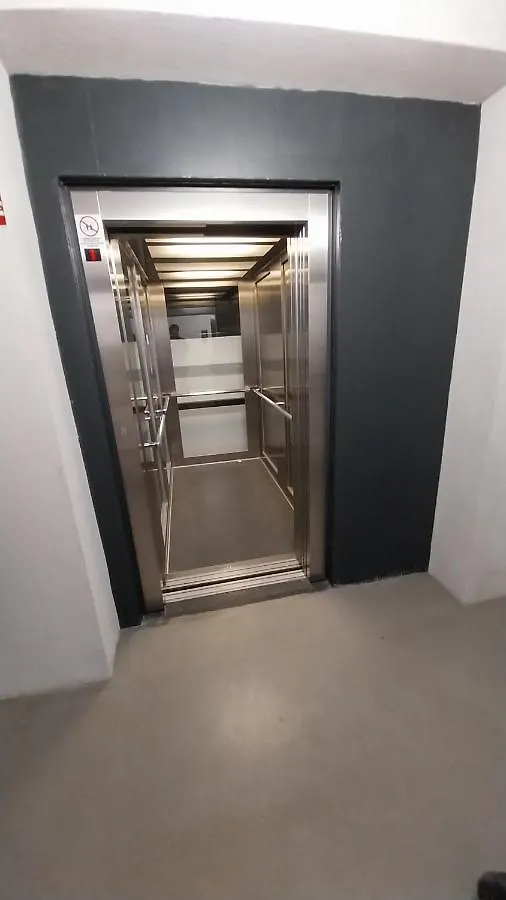 Peaceful Basement Apartment With Terrace & Free Gym Budapešť 0*,