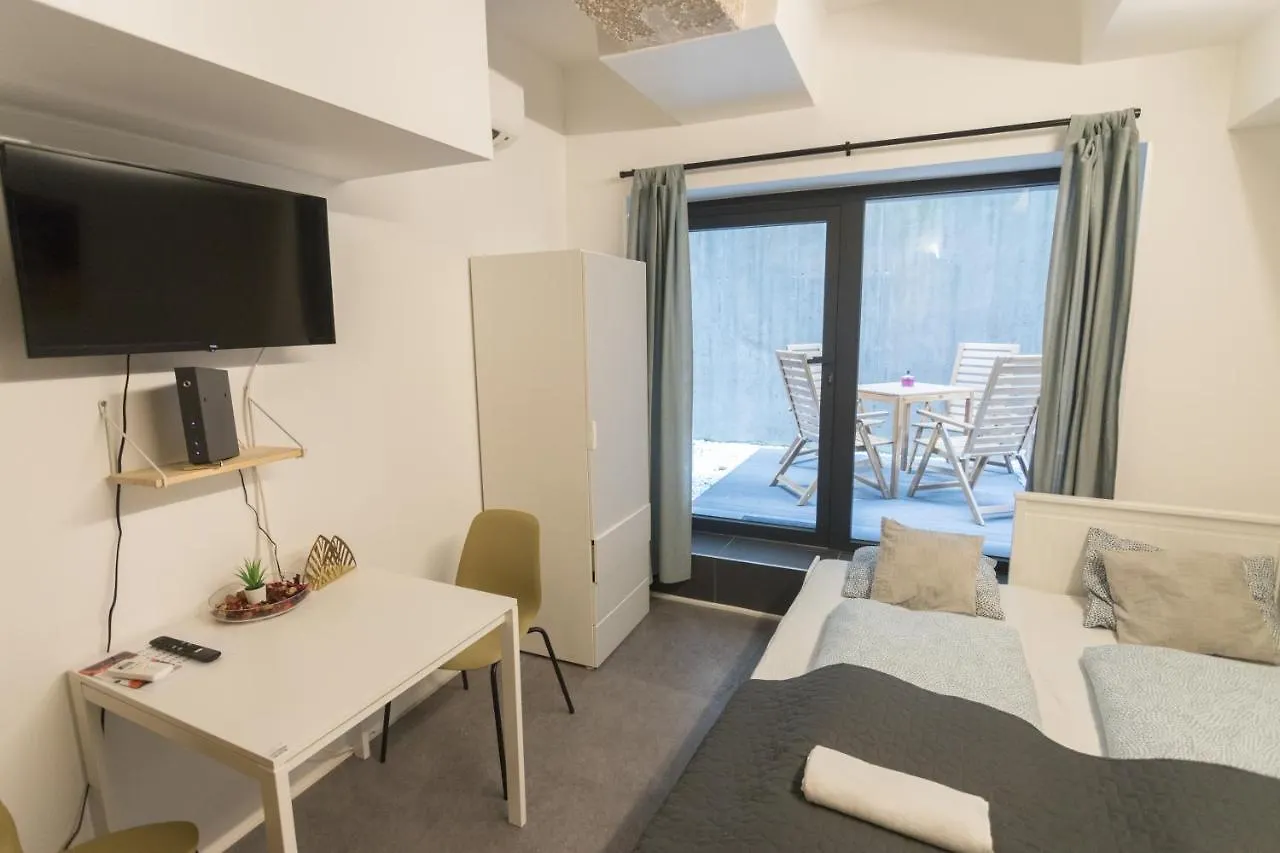 Peaceful Basement Apartment With Terrace & Free Gym Budapešť