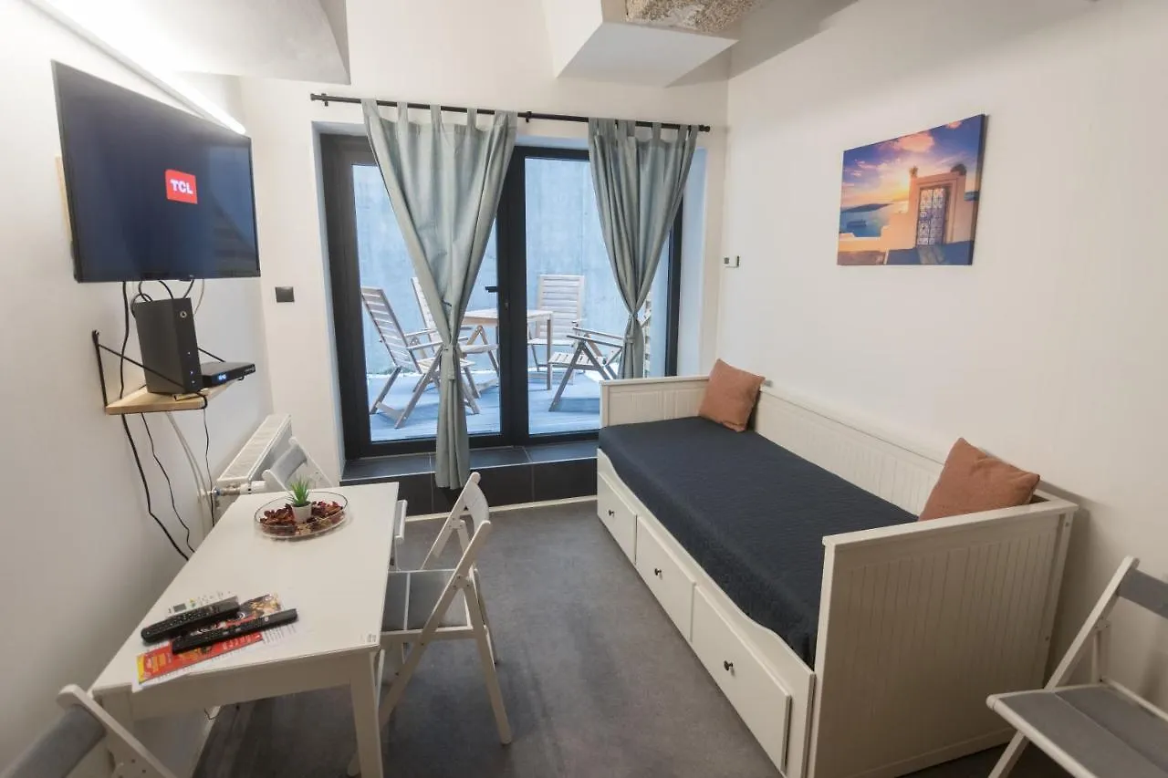 Peaceful Basement Apartment With Terrace & Free Gym location
